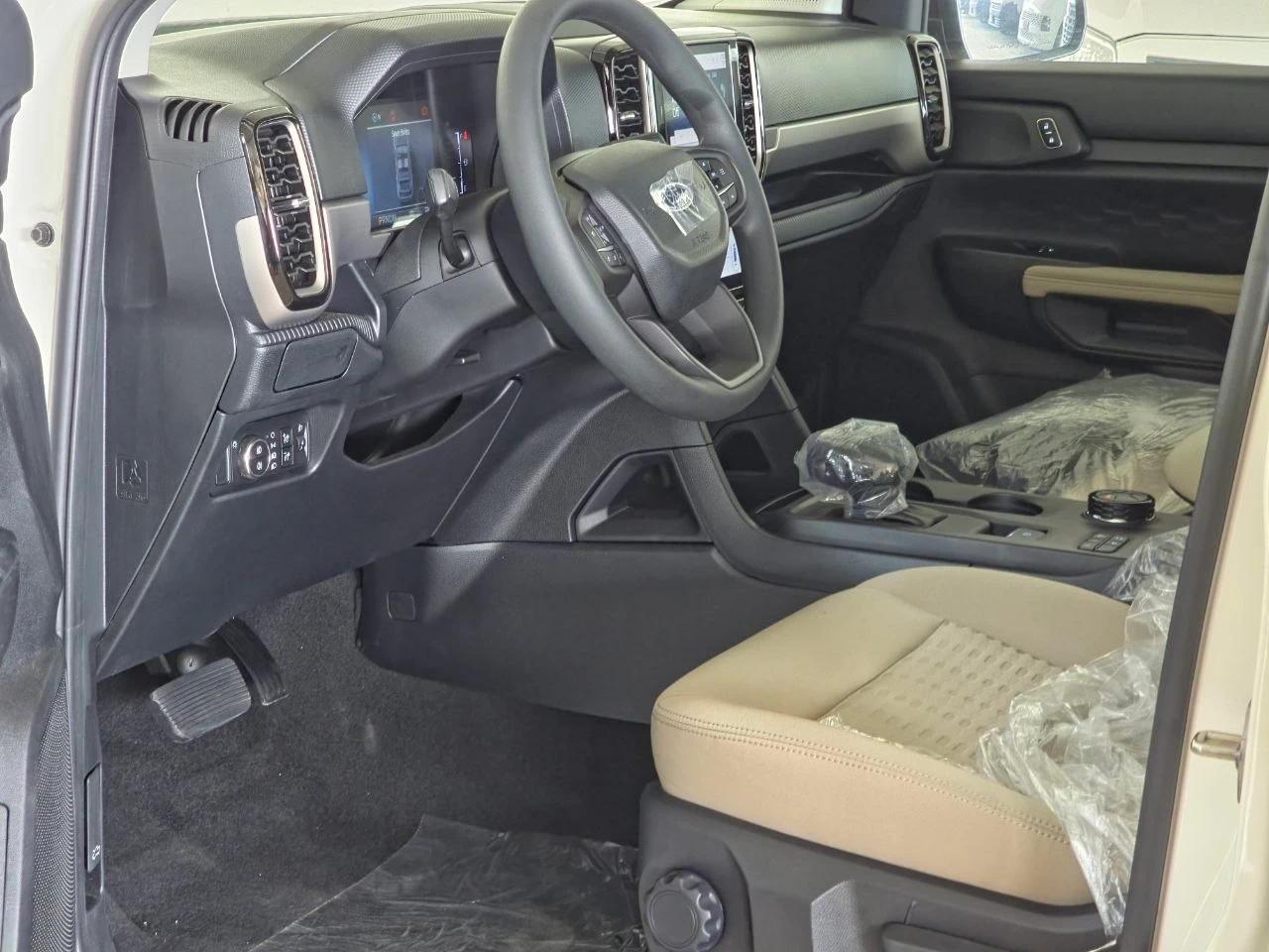 interior frontLeft