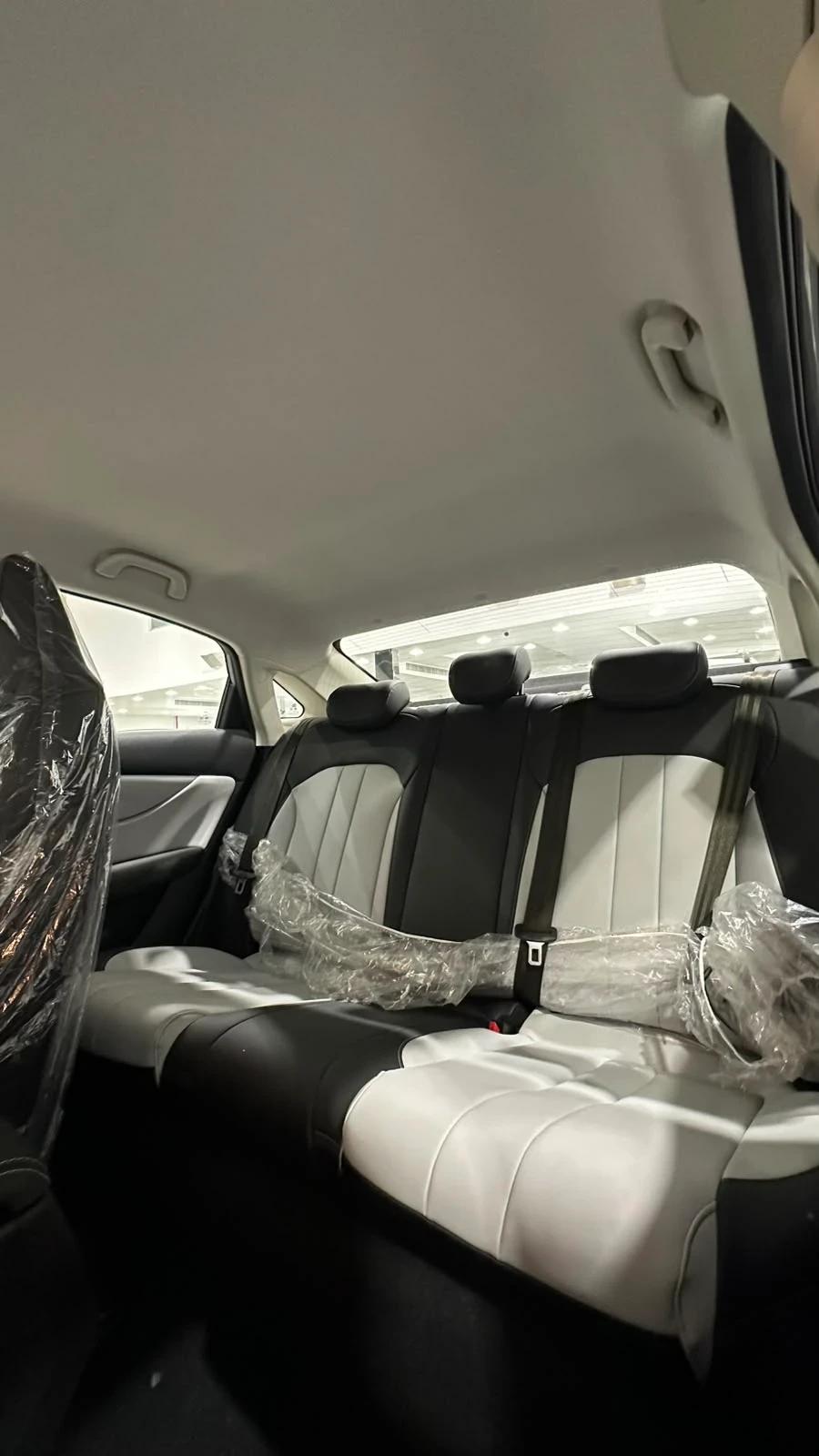 interior frontLeft